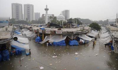 প্রবল বৃষ্টিতে ভাসছে ঢাকা